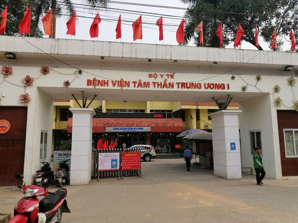 Bố của người cầm đầu đường dây ma túy trong bệnh viện nói con trai từng bị tàu hỏa tông