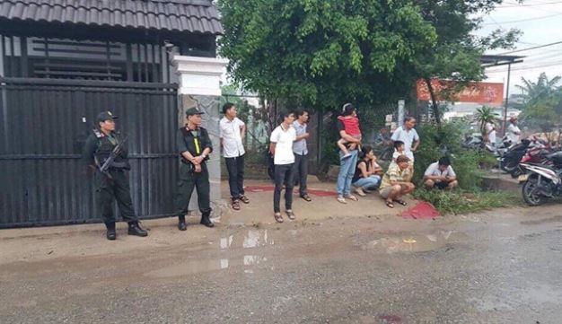 cảnh sát bao vây kho hàng ở quận Bình Chánh