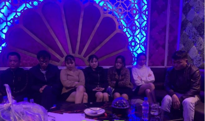 Bắt 7 nam nữ phê ma túy trong quán karaoke ở Hà Tĩnh
