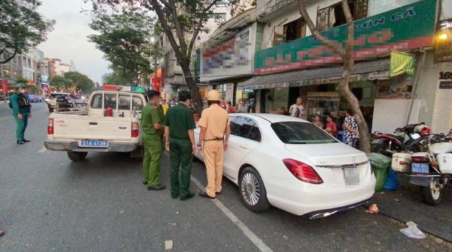 Người đàn ông nói nhảm trong ô tô Mercedes ở Sài Gòn